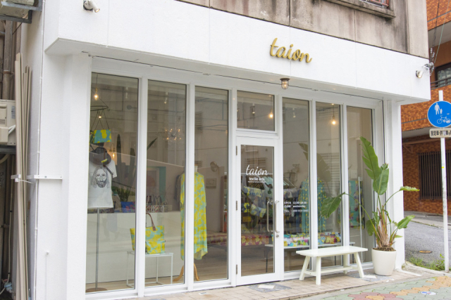 【那覇・裏国際通り×浮島通り】沖縄の鮮やかな自然から生まれるテキスタイルアート「taion」