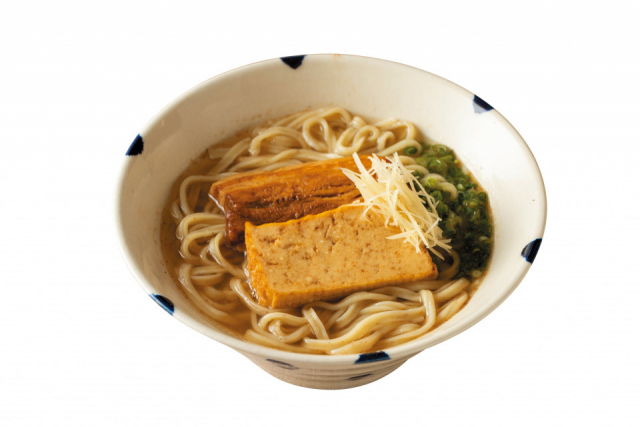 小麦からこだわった生麺はスープとの相性も抜群「金月そば 那覇店」