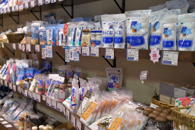 塩にまつわるアイテムがズラリと並ぶ「塩屋 国際通り店」