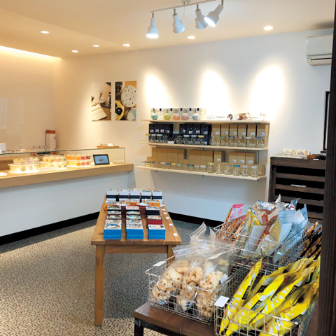 県産食材でのど黒を表現した和風ソフト「金沢東山・百番屋」