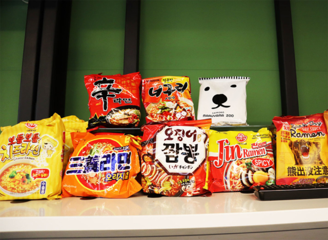 2階のカフェスペースで「漢江ラーメン」を楽しもう!