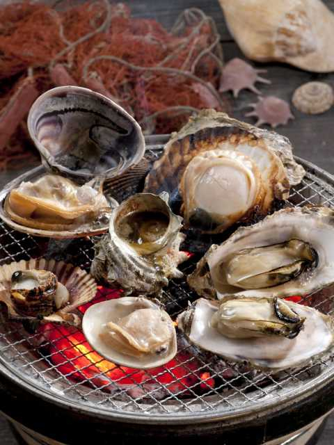 【志摩エリアからひと足のばして観光】主人が育てた的矢(まとや)湾産カキを存分に味わう「浜焼市場 海太郎」