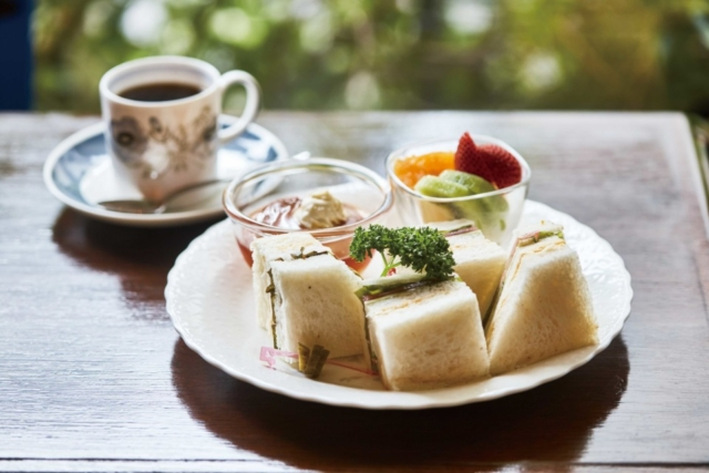 【東京×フルーツゼリー】草木に囲まれて路地裏に佇む隠れ家喫茶「カフェ マルディグラ」