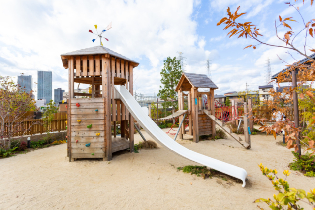 【関西の子供の遊び場】室内でも野外でも遊べる快適な遊び場「ボーネルンドプレイヴィル 安満遺跡公園」(大阪府)
