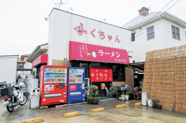 博多っ子いわく”定期的に食べとぉなるっちゃん”「ふくちゃんラーメン」