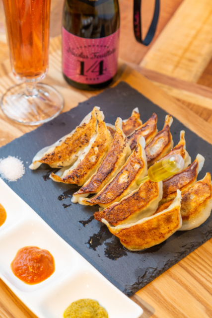 【梅田のフードホール】シャンパン&ギョウザ バー スタンドシャン食