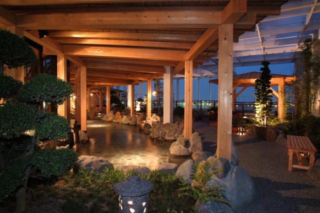 【首都圏の日帰り温泉】4.ベイアリアの夜景を望む足湯「横浜みなとみらい万葉倶楽部」