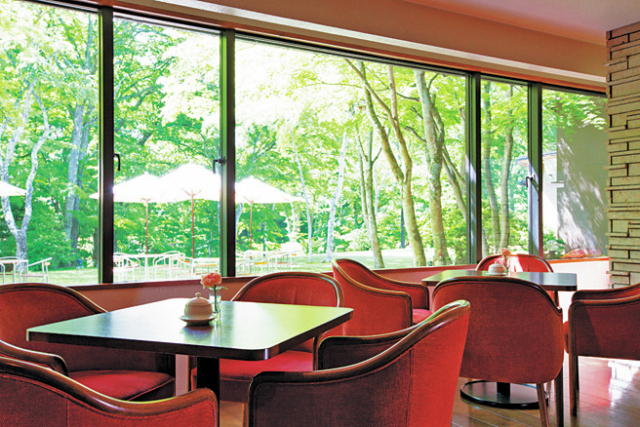 森のテラスで味わう伝統のスイーツ「ホテル鹿島ノ森 メイプルラウンジ」