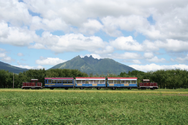 南阿蘇の南郷谷をのんびり走る「トロッコ列車「ゆうすげ号」」