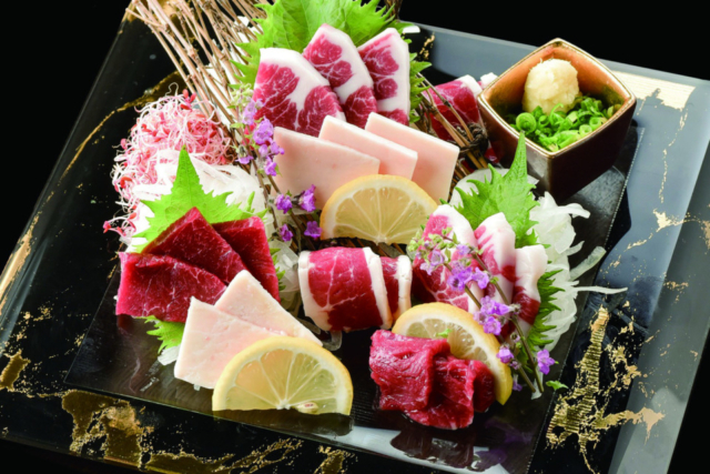 桜のように鮮やかな馬肉が鮮度を物語る「熊本馬肉Dining 馬桜 下通り店」