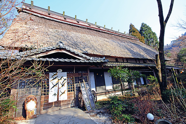 地元の食材を囲炉裏端で楽しむ「高森田楽の里」