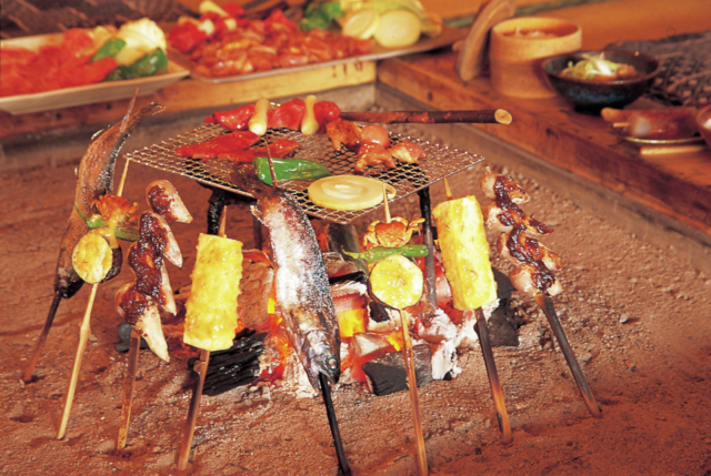 地元の食材を囲炉裏端で楽しむ「高森田楽の里」