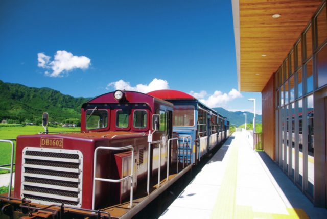 南阿蘇の南郷谷をのんびり走る「トロッコ列車「ゆうすげ号」」