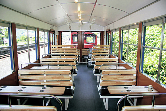 南阿蘇の南郷谷をのんびり走る「トロッコ列車「ゆうすげ号」」