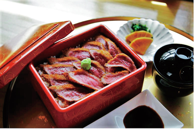 ヘルシーなあか牛肉を重箱で「古民家レストラン 阿蘇はなびし」