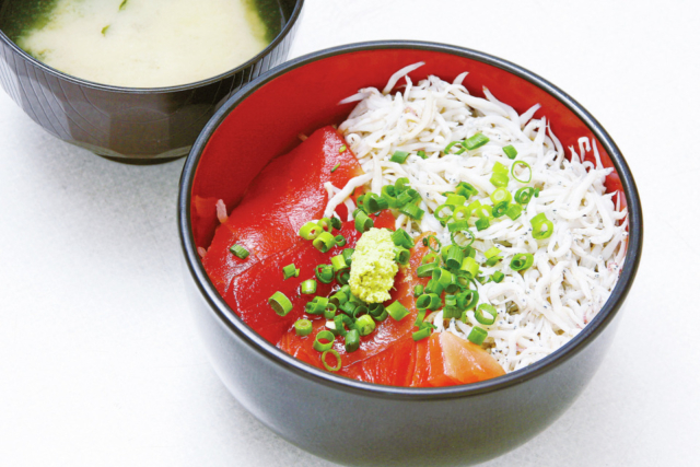 港が目の前の食堂で鮮度自慢の一杯をいただく「漁協直営どんぶりハウス」