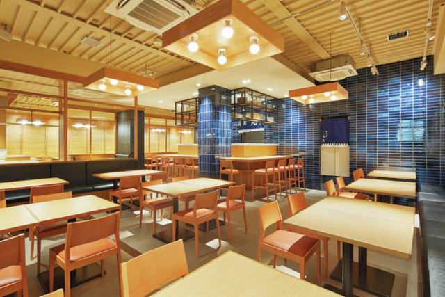 その高さ15センチ! 名物のかき揚げタワー「魚河岸丸天 みなと店」