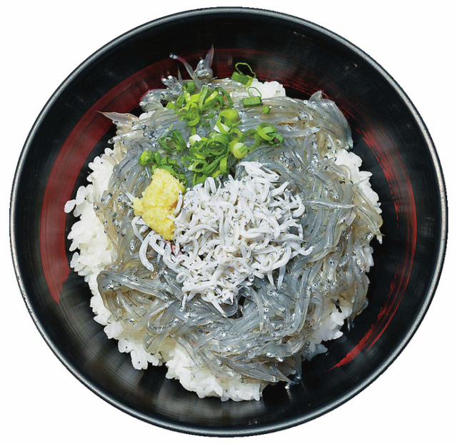 一艘曳きによるトレピチを競り場の食堂で味わう「田子の浦港漁協食堂」