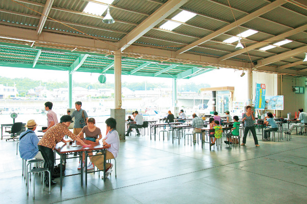 一艘曳きによるトレピチを競り場の食堂で味わう「田子の浦港漁協食堂」