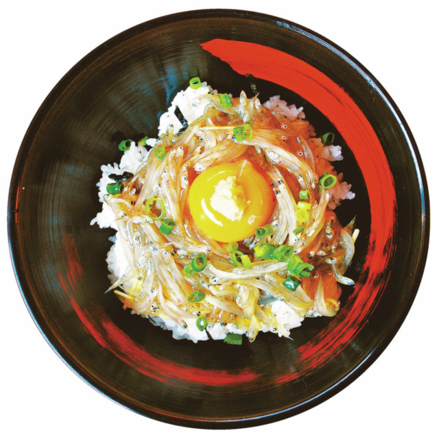 一艘曳きによるトレピチを競り場の食堂で味わう「田子の浦港漁協食堂」