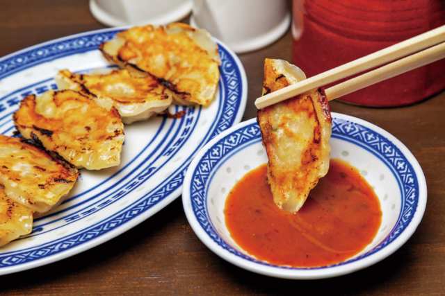 スパイシー系もお任せ! バリエ豊富な餃子「手包み餃子酒場 CHANJA 三宮駅前店」