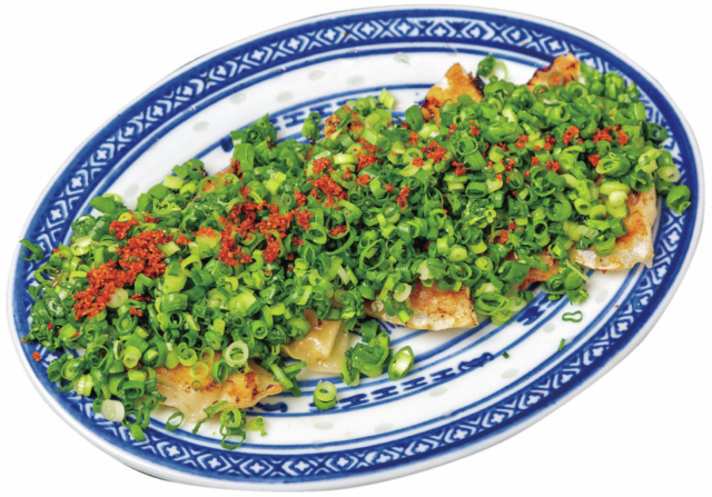 スパイシー系もお任せ! バリエ豊富な餃子「手包み餃子酒場 CHANJA 三宮駅前店」