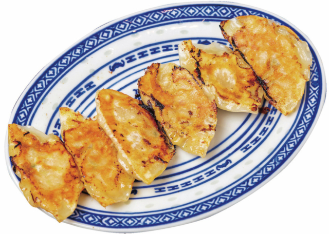 スパイシー系もお任せ! バリエ豊富な餃子「手包み餃子酒場 CHANJA 三宮駅前店」