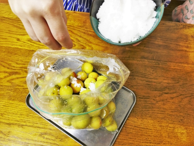 作り方② 塩と砂糖で漬ける