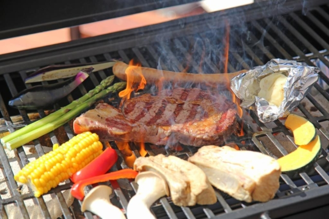お待ちかねの豪華なBBQディナー!