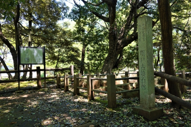 太田道灌が発見したと伝わる石棺がある