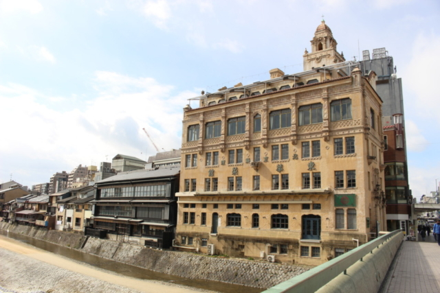 【鴨川観光】四条大橋 ~フォトジェニックなレトロ建築に圧倒~