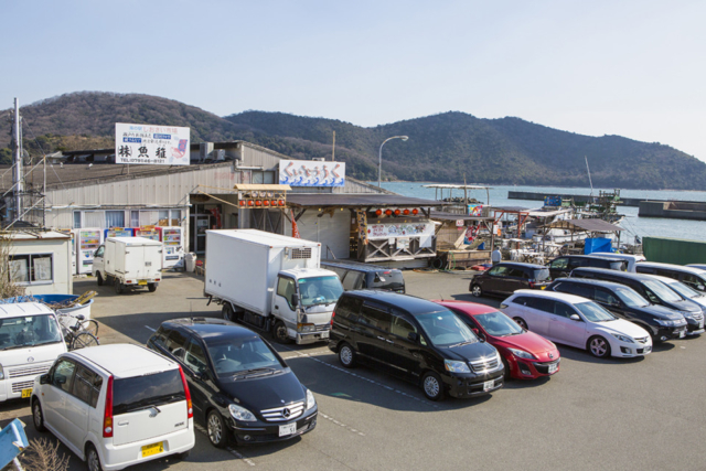 塩屋からひと足のばして「海の駅 しおさい市場」で冬の名物カキを味わう