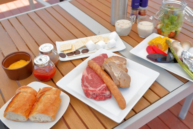 お待ちかねの豪華なBBQディナー!