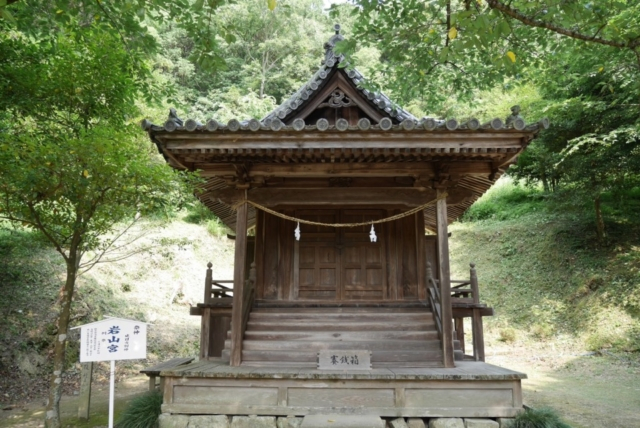 季節の花々が彩る境内