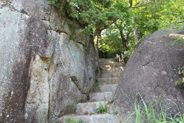 【鬼岩公園】蓮華岩・烏帽子岩巡りコース(片道約20分)