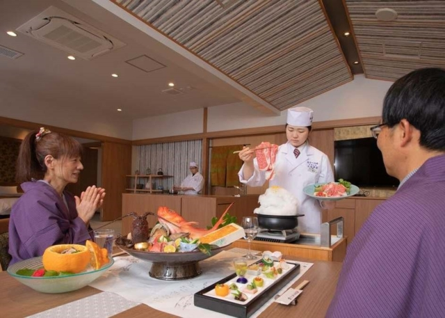 客室に引く有馬の金泉と自家源泉