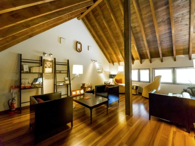 山の時間を自在に過ごすラウンジ