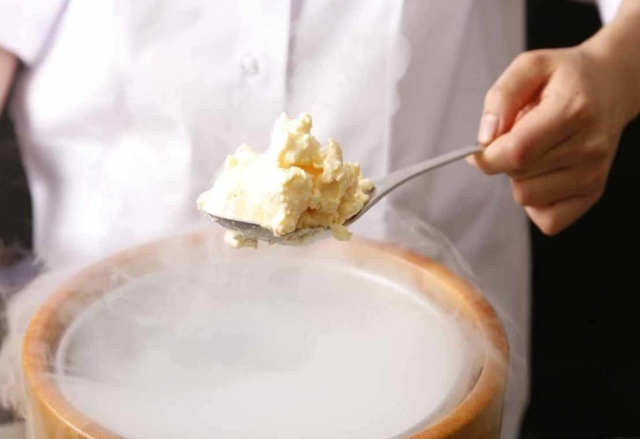 料理は名物のすき焼き「雲海鍋」をぜひ