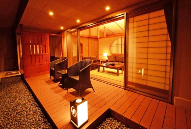 客室に引く有馬の金泉と自家源泉