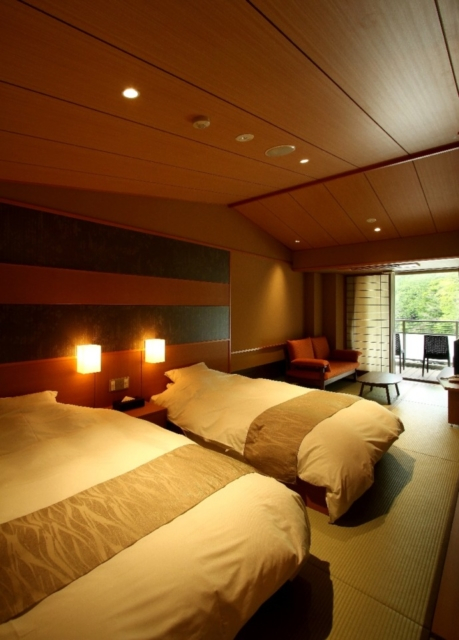 客室に引く有馬の金泉と自家源泉