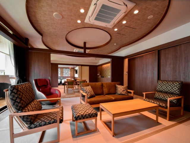 客室に引く有馬の金泉と自家源泉