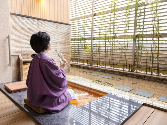 客室に引く有馬の金泉と自家源泉