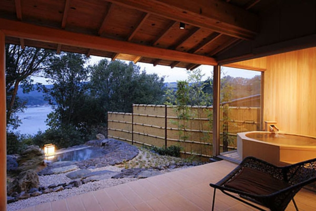 客室は全露天風呂付きのスイート仕様