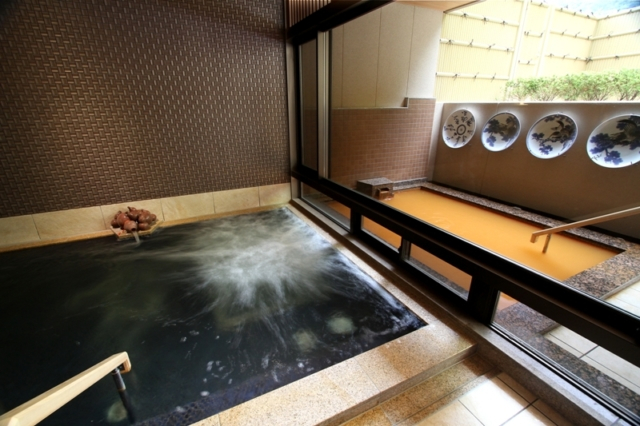 金泉と自家源泉を引く大浴場も