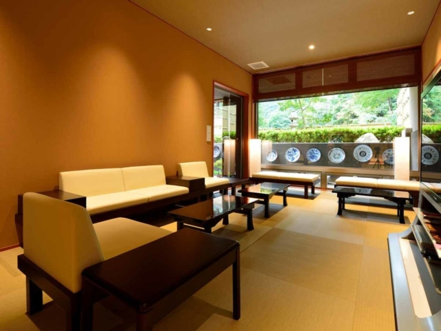 金泉と自家源泉を引く大浴場も