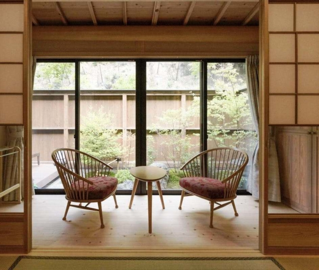 離れの客室は木の国ならではの芳しい造り