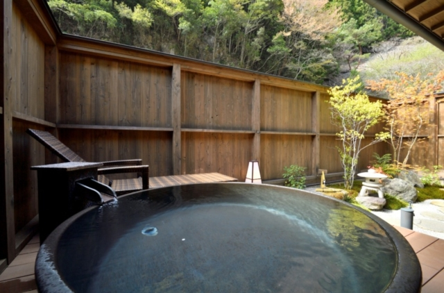 離れの客室は木の国ならではの芳しい造り