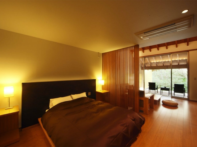 専用テラスと半露天風呂付きの客室群