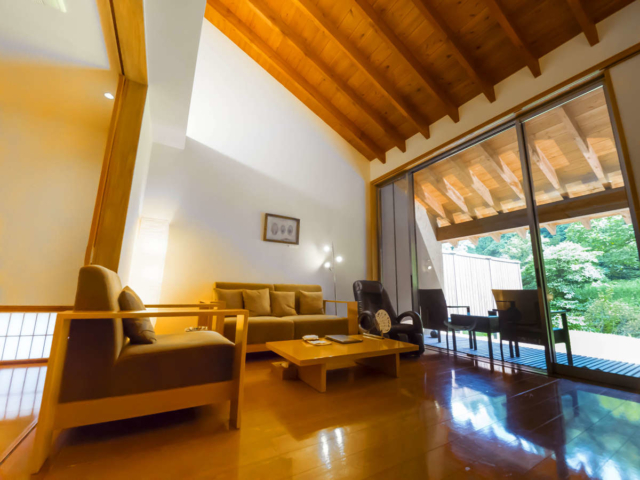 専用テラスと半露天風呂付きの客室群