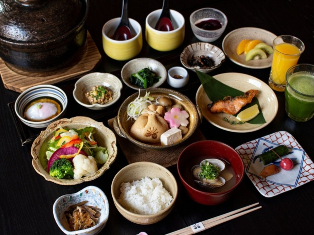 食事は朝夕とも完全部屋食で